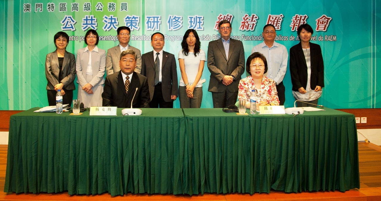行政法務司司長陳麗敏在總關閉儀式上與8班的學員代表合照