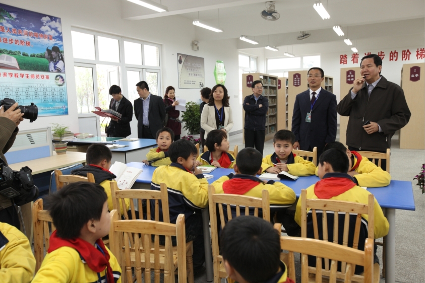 張裕向大邑沙渠鎮九年制學校學生講話。