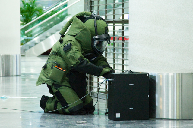 拆彈專家偵測可疑爆炸品