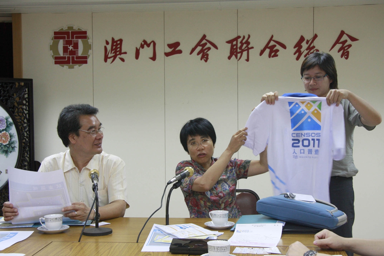 程副局長展示普查員T恤
