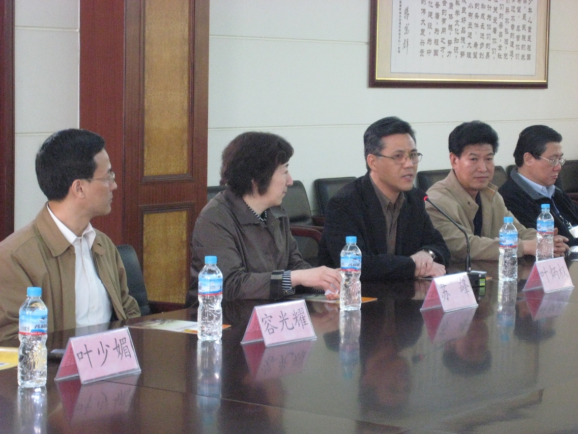 考察團團長葉炳權向濟南市僑辦及民政局官員簡介本澳社會工作現況