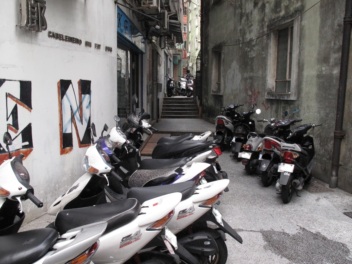 哪咤廟周邊道路經常有車輛違例停泊，交通事務局冀訂出有效措施改善現場交通環境