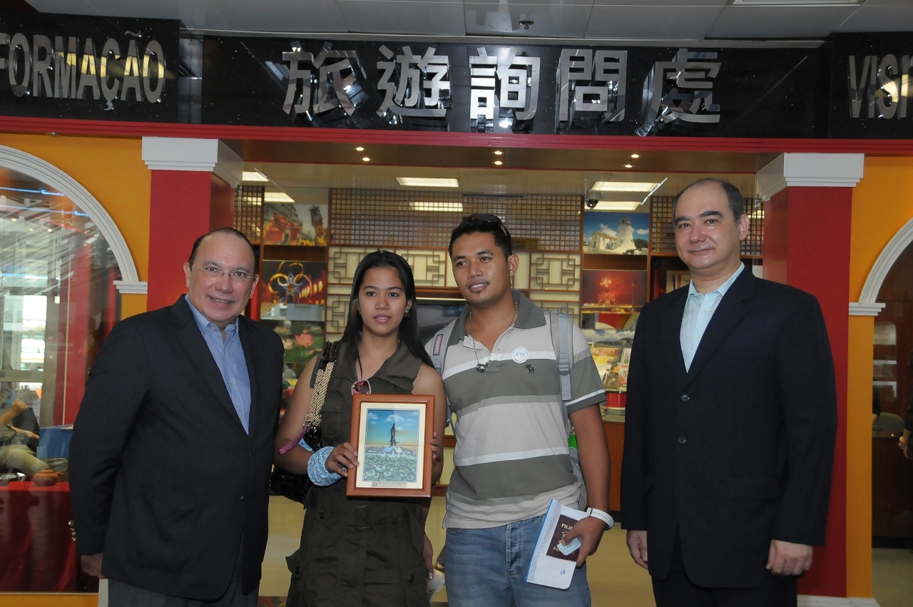 旅遊局局長安棟樑和副局長白文浩早上到外港客運碼頭，致送紀念品給今天的幸運旅客。