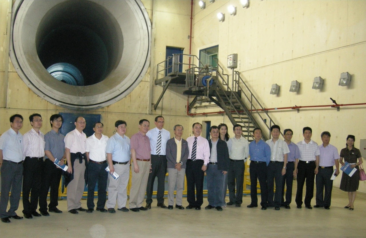 參觀航空產業基地，代表團一行在飛機維修測試中心內合照