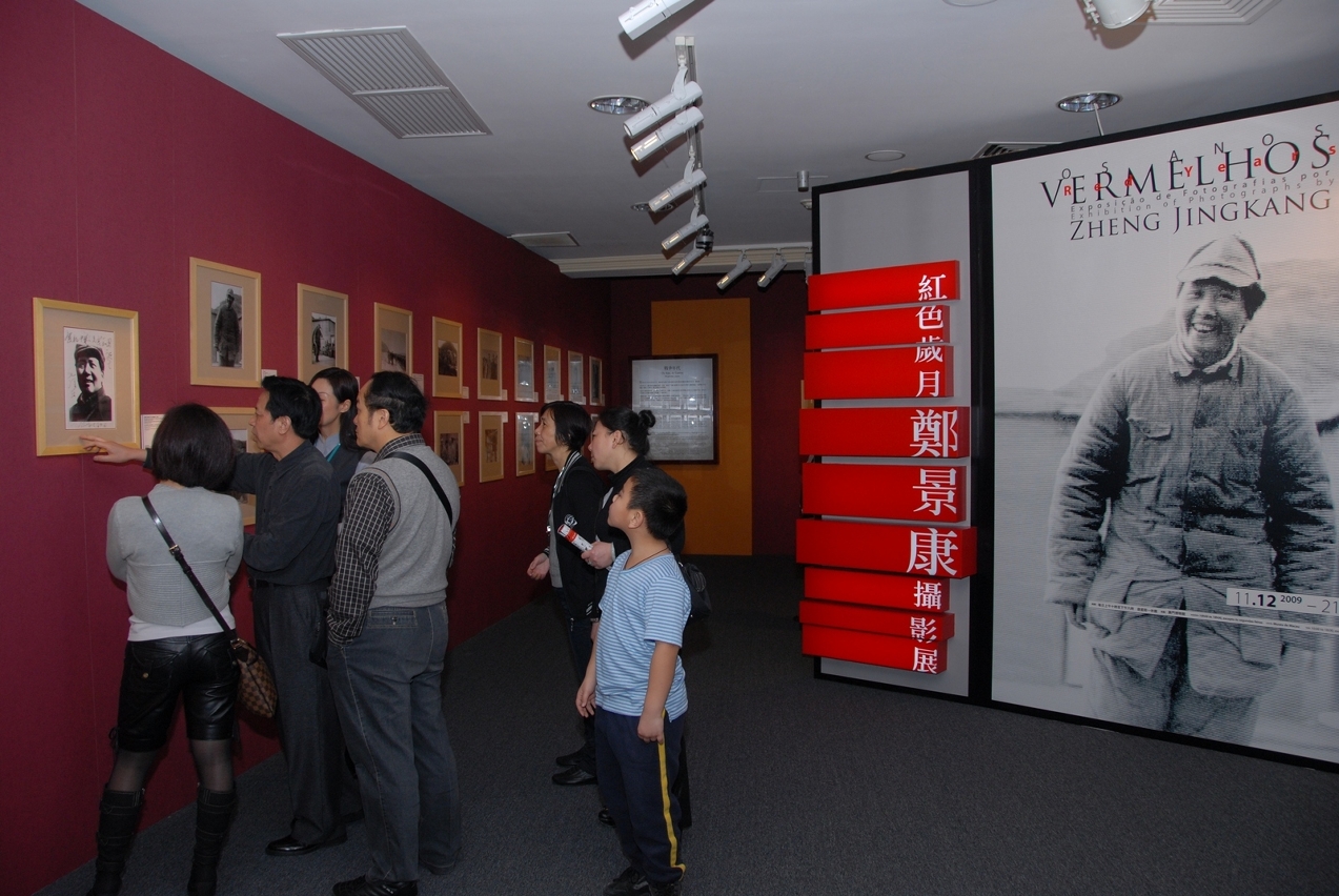 《紅色歲月－－鄭景康攝影展》展期至3月21日止