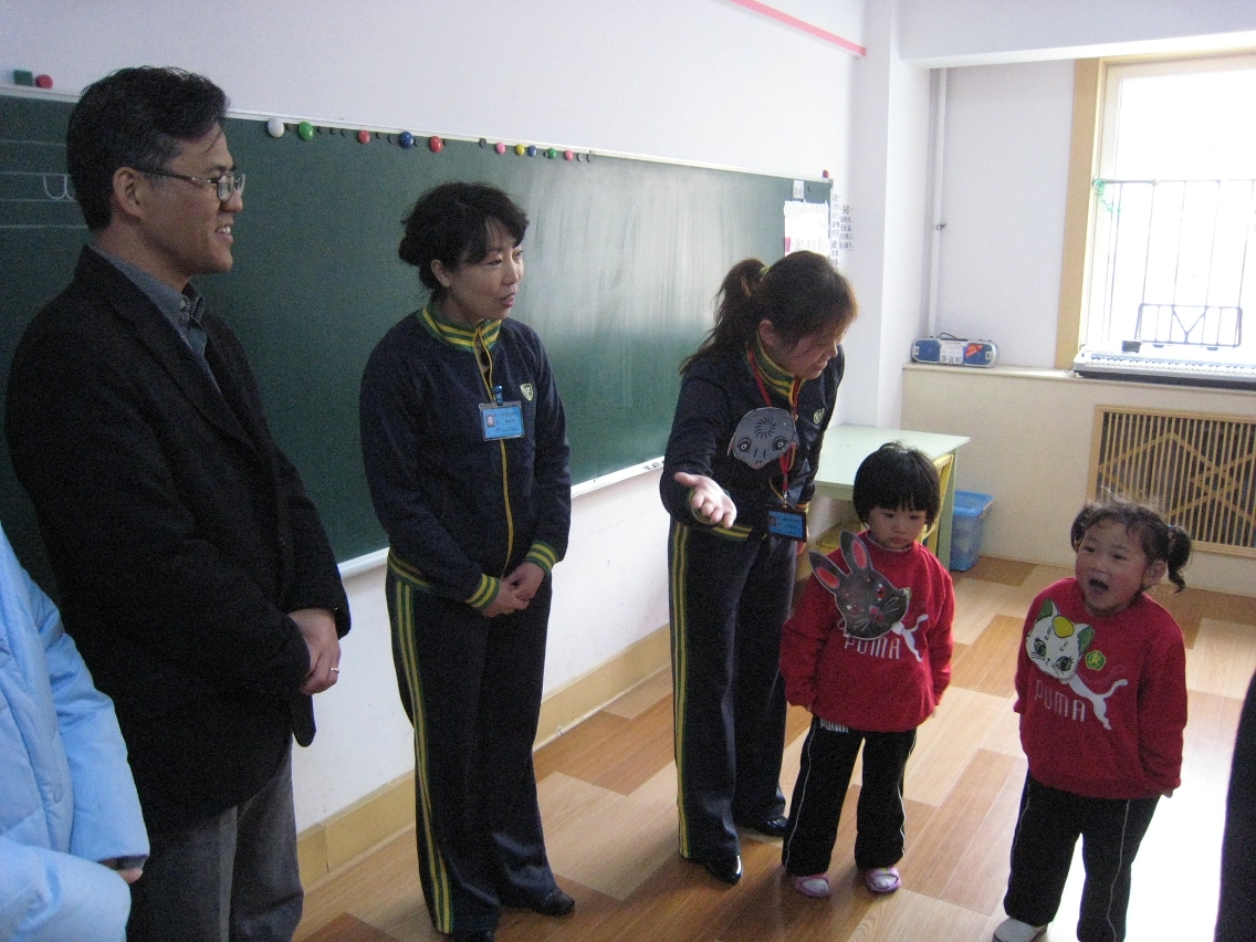 青島殘疾人康復職業培訓中心內的聽障兒童向前來探訪的委員大聲問好