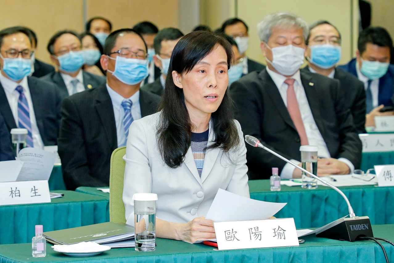 The Secretary for Social Affairs and Culture, Ms Ao Ieong U, delivers a speech at an online tripartite working meeting on poverty alleviation cooperation for Guizhou Province.