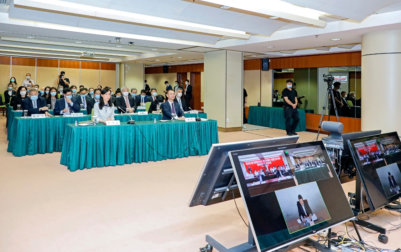 Representatives of the Macao SAR Government and the Liaison Office of the Central People's Government in the Macao SAR communicate online with officials of the Guizhou Provincial Government during a tripartite working meeting regarding poverty alleviation cooperation for Guizhou Province.