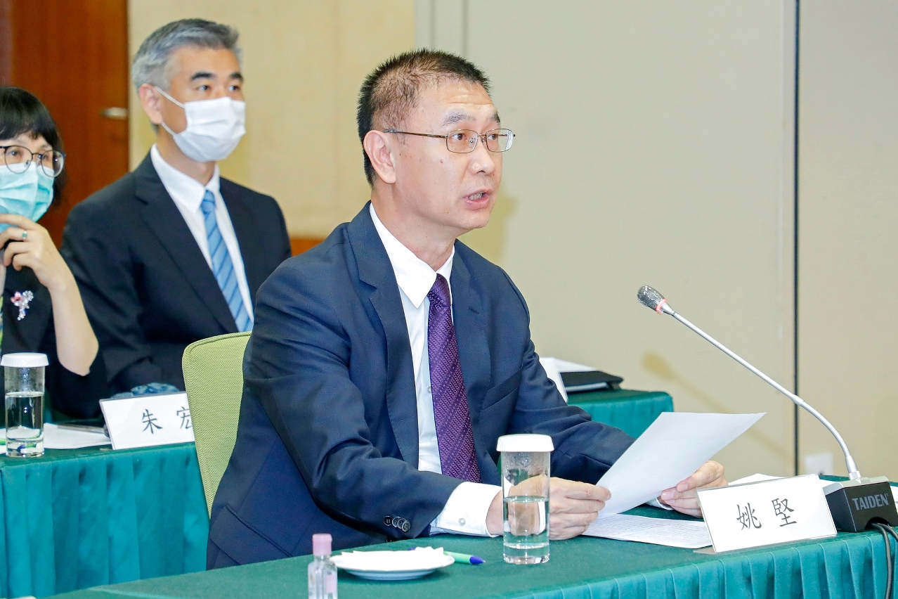 Deputy Director of the Liaison Office of the Central People’s Government in the Macao SAR, Mr Yao Jian, delivers a speech at an online tripartite working meeting on poverty alleviation cooperation for Guizhou Province.