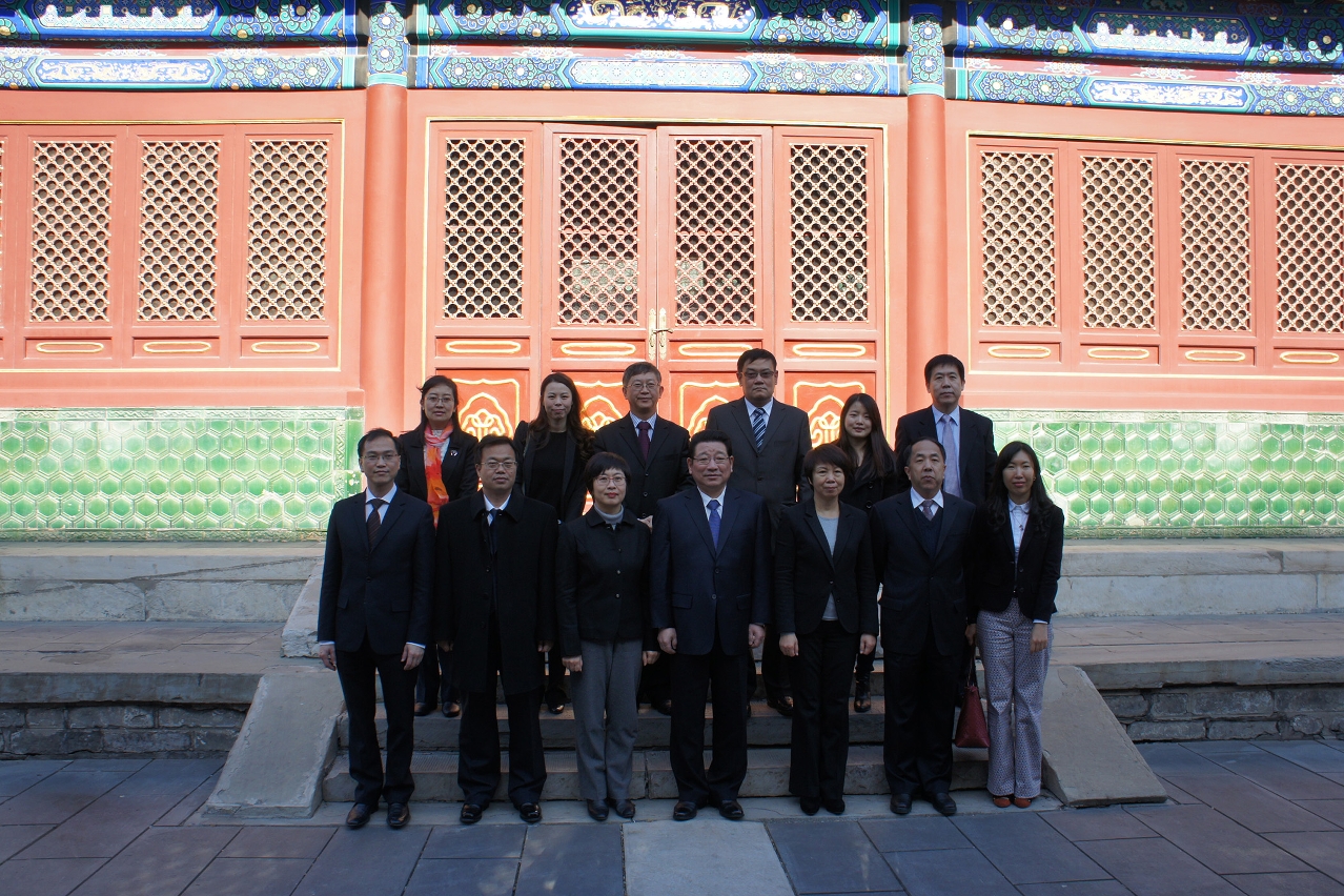 Chen Zhimin (quarto à esquerda), Vice-Ministro da Segurança da RPC, e a delegação.