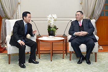 Encontro entre o Chefe do Executivo e o secretário do Comité Municipal de Zhuhai do PCC