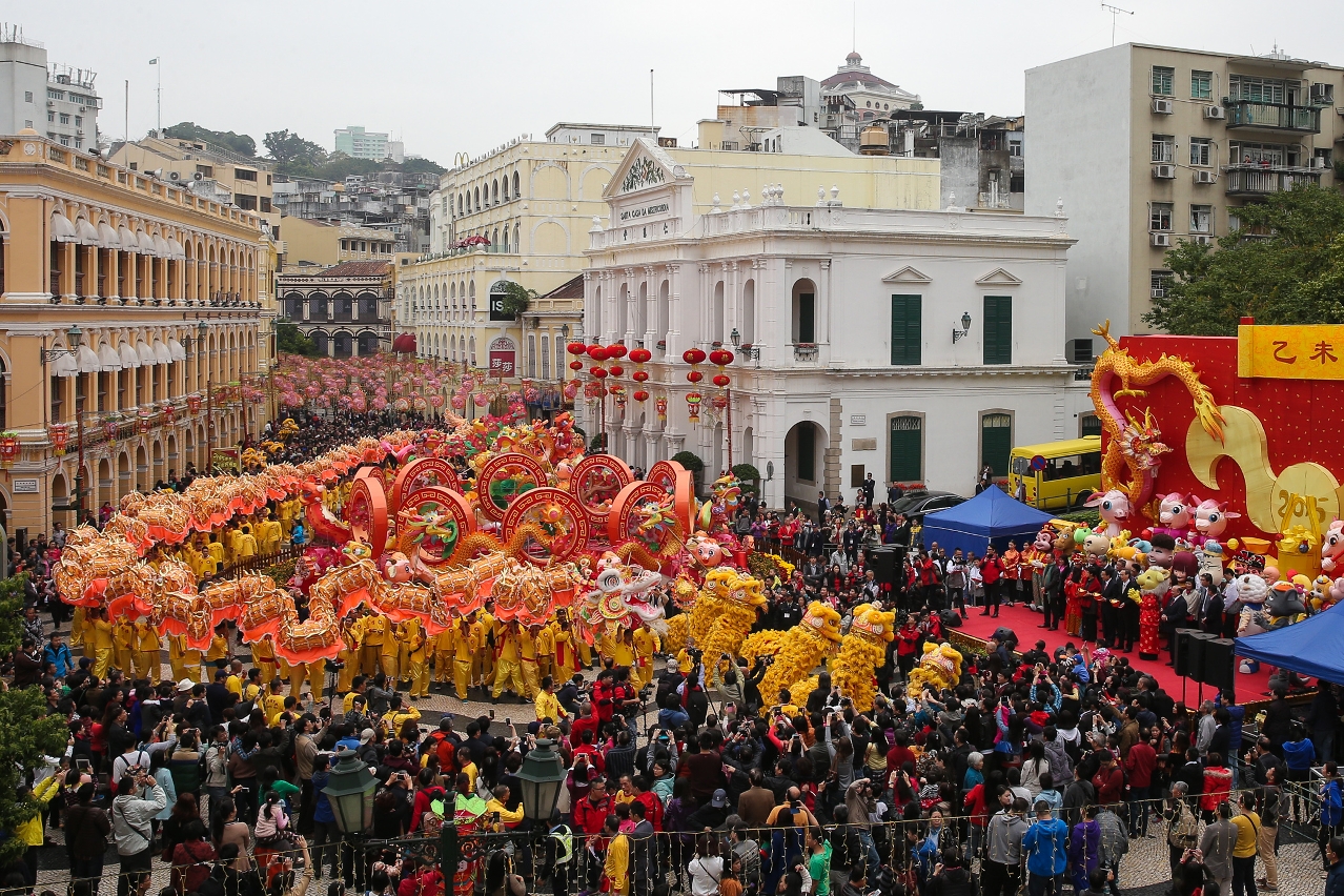 Dragão gigante dourado desfila pelo centro da cidade