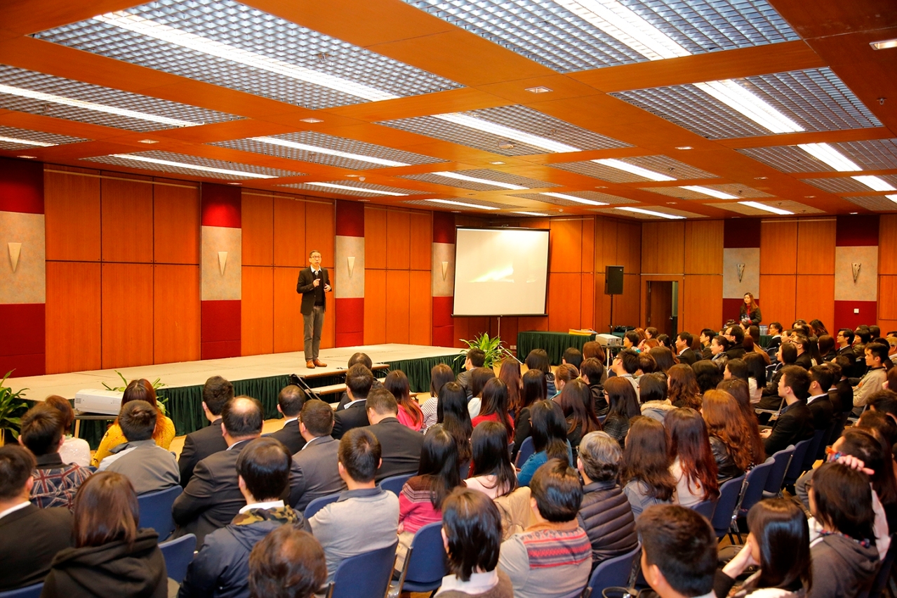 Muitos participantes no seminário “Atendimento a clientes”