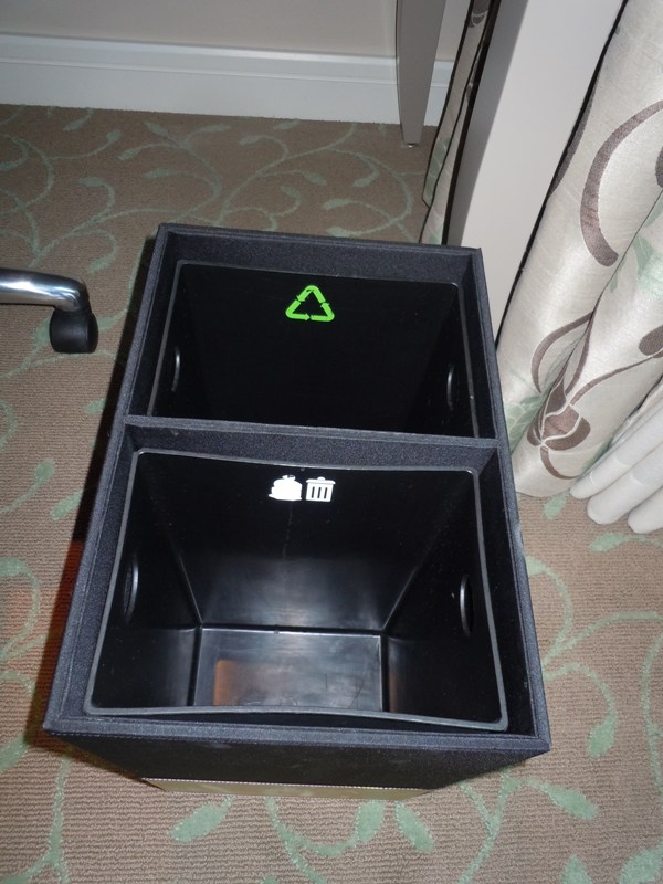 Quarto de hotel equipado com caixote de separação de resíduos
