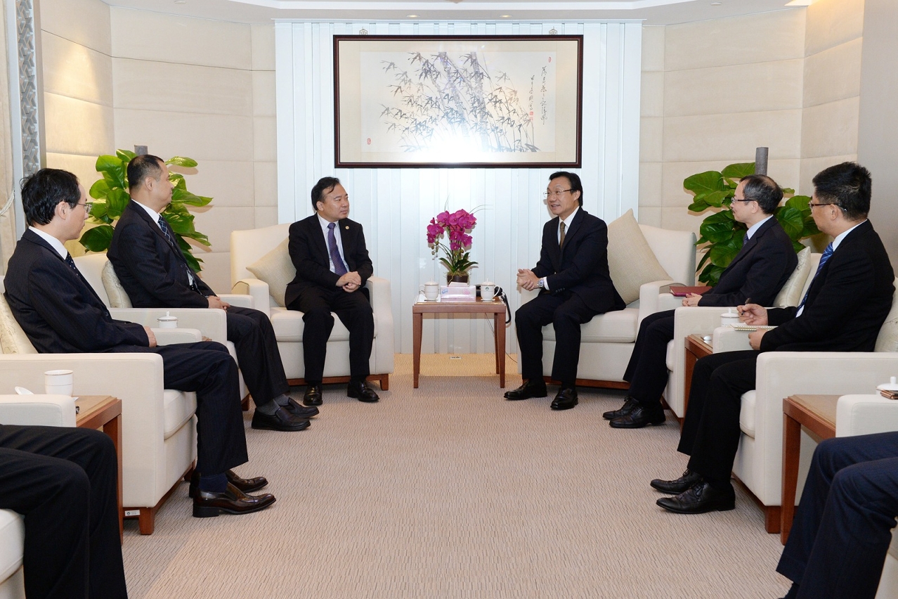 Encontro do Secretário para os Assuntos Sociais e Cultura, Doutor Alexis Tam, com uma delegação liderada pelo Secretário do Comité do Partido Comunista da Universidade de Xiamen