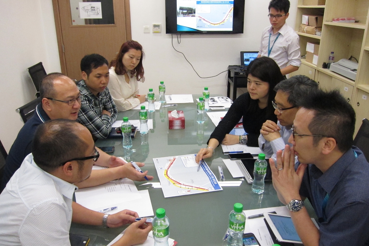 O grupo comunitário do Metro Ligeiro troca opiniões sobre os trabalhos da Linha da Península de Macau