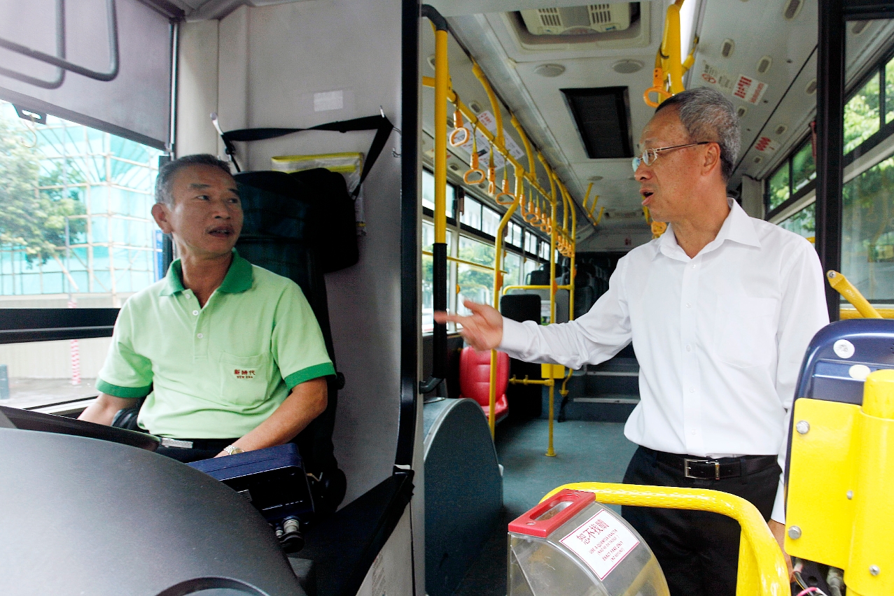 O Secretário para os Transportes e Obras Públicas, Lau Si Io, esteve em contacto com os motoristas da Macau Nova Era de Autocarros Públicos, S.A.