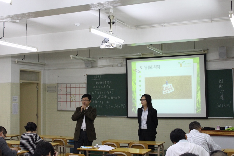 Os dirigentes escolares apresentam as políticas ambientais implementadas na escola, tendo reunido também todos os professores para participar no curso de formação sobre a gestão ambiental.