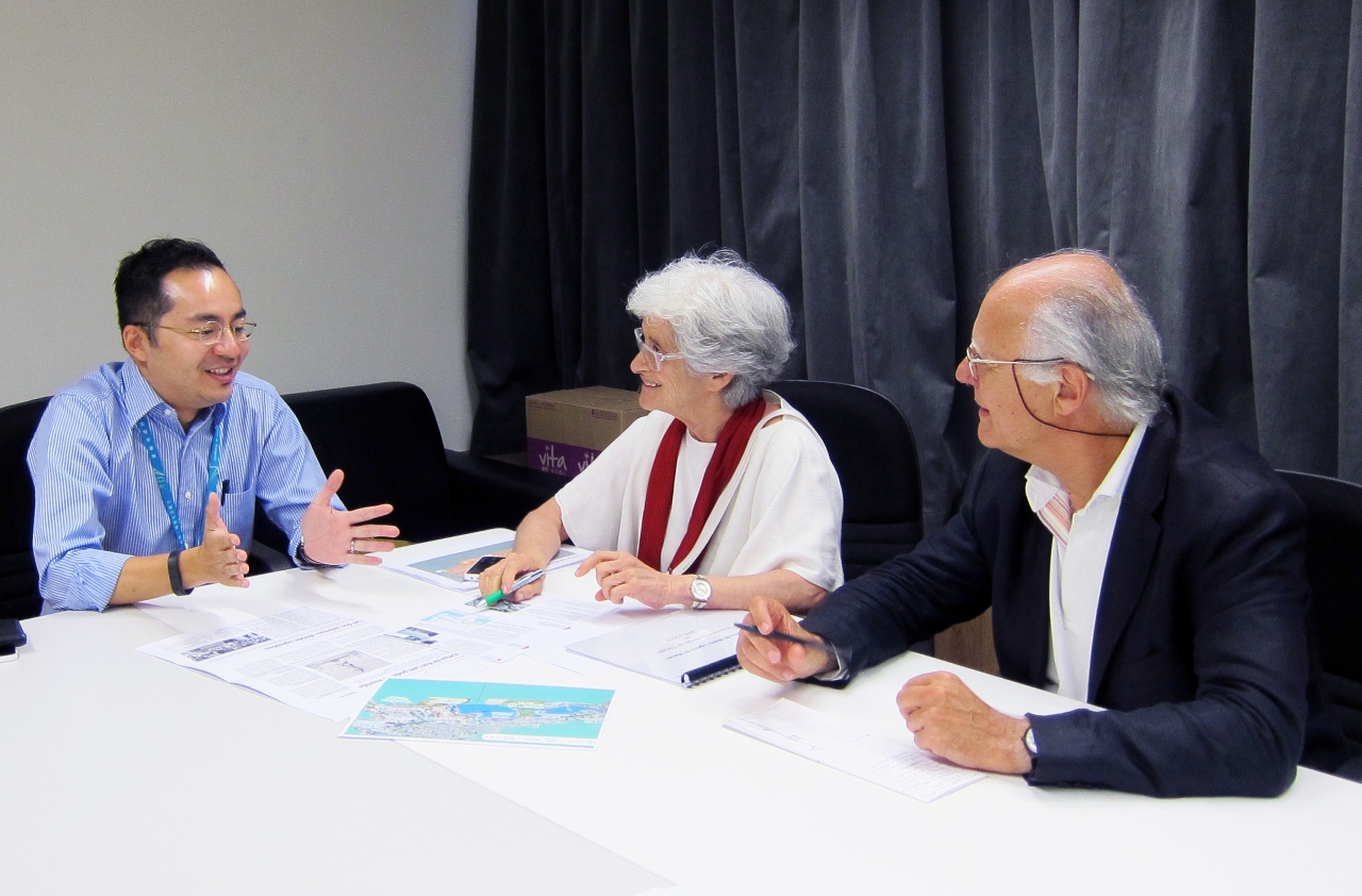O Coordenador-adjunto do GIT, André Ritchie, em reunião com os arquitectos Cristina Leiria e Francisco Caldeira Cabral.