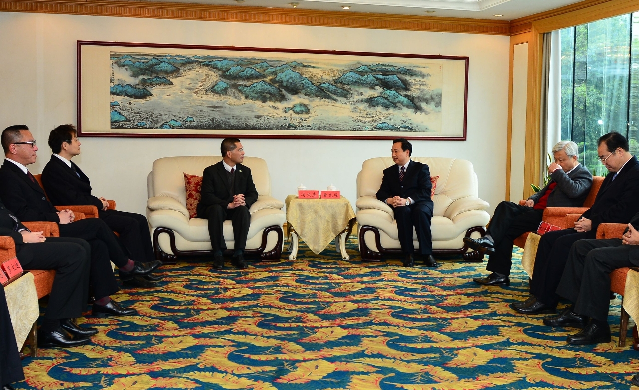 Encontro entre o Membro da Comissão Permanente do Partido Comunista da Província de Guangdong e Secretário da Comissão de Inspecção Disciplinar de Guangdong, Huang Xianyao e o Comissário contra a Corrupção, Fong Man Chong.