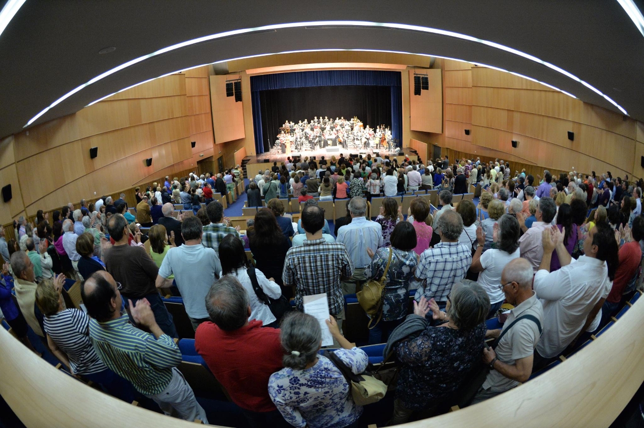 A plateia levanta-se e aplaude estrondosamente no final do concerto.