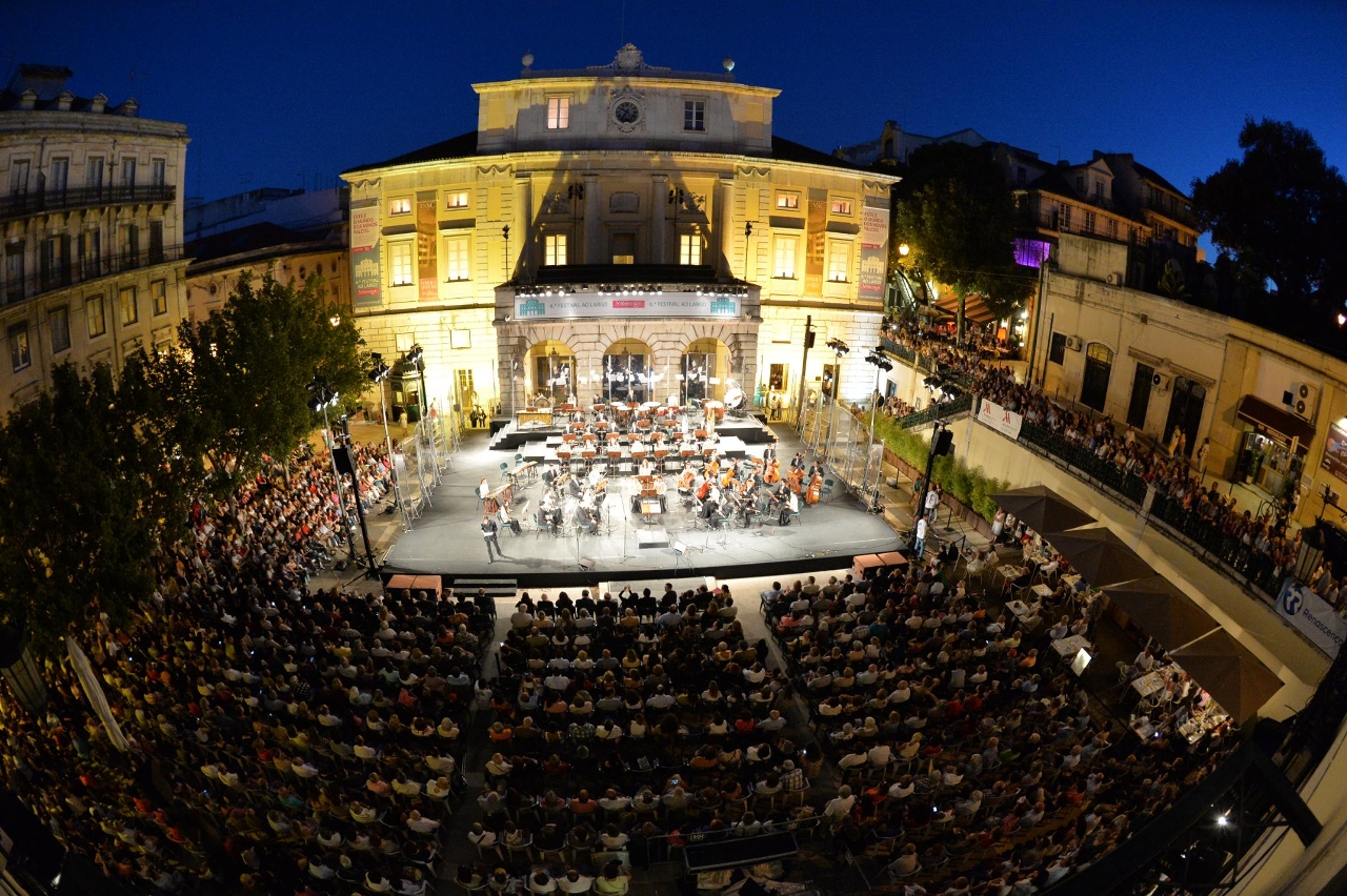 O primeiro concerto da OCHM no Largo de São Carlos em Lisboa atraiu mais de 1500 ouvintes.