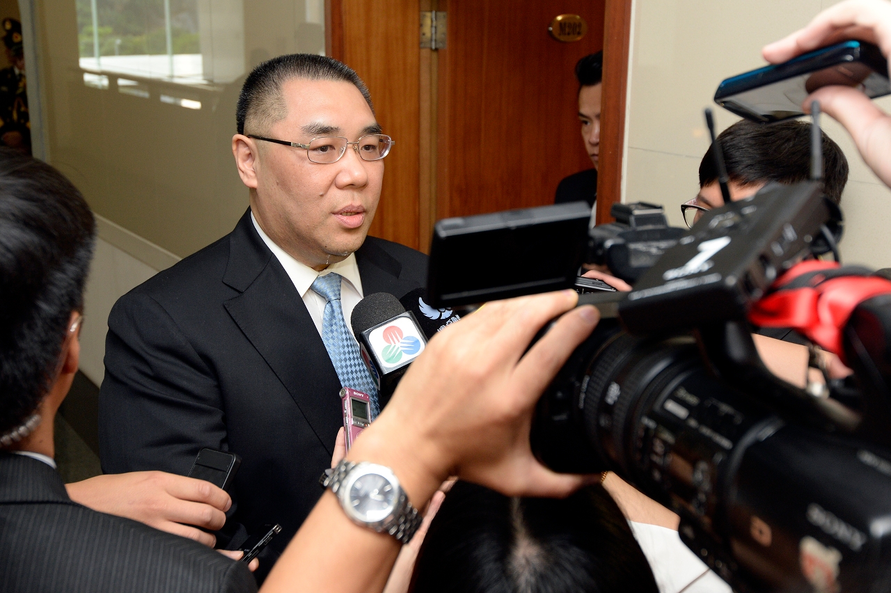Chefe do Executivo, Chui Sai On, fala à comunicação social.