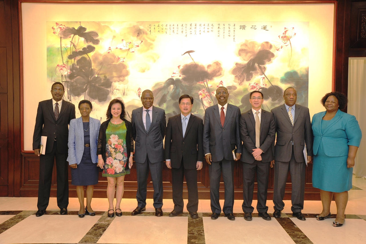 A delegação moçambicana teve encontro de trabalho com o Dr. Hu Zhengyue, Comissário do Ministério dos Negócios Estrangeiros da China na RAEM.
