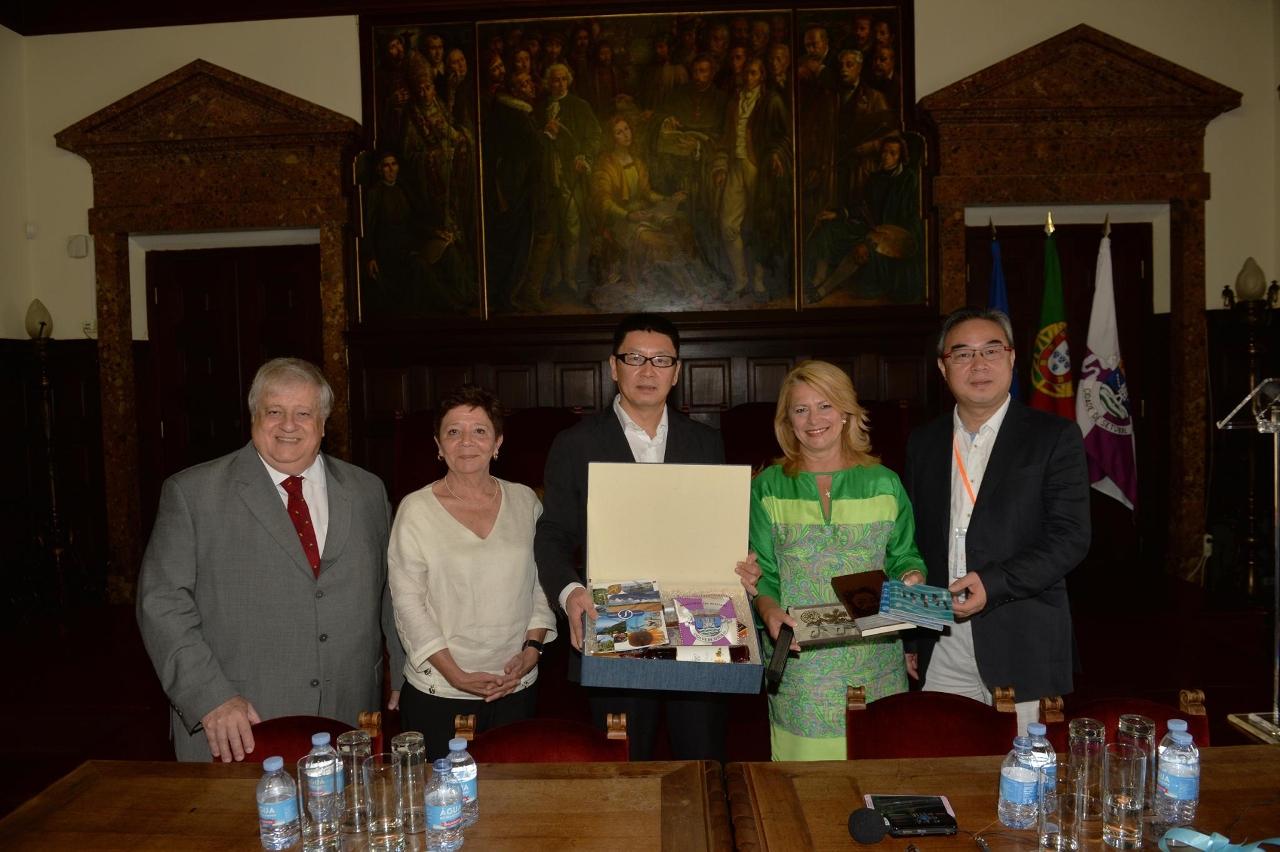 Aquando da visita à Câmara Municipal de Setúbal, o Vice-presidente do Instituto Cultural, Dr. Yao Jing Ming foi calorosamente recebido pela Presidente da Câmara, Dra Maria das Dores Meira.