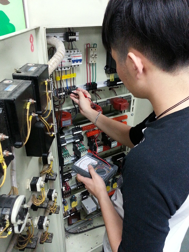 Formando do “Curso de electricidade de instalações”
