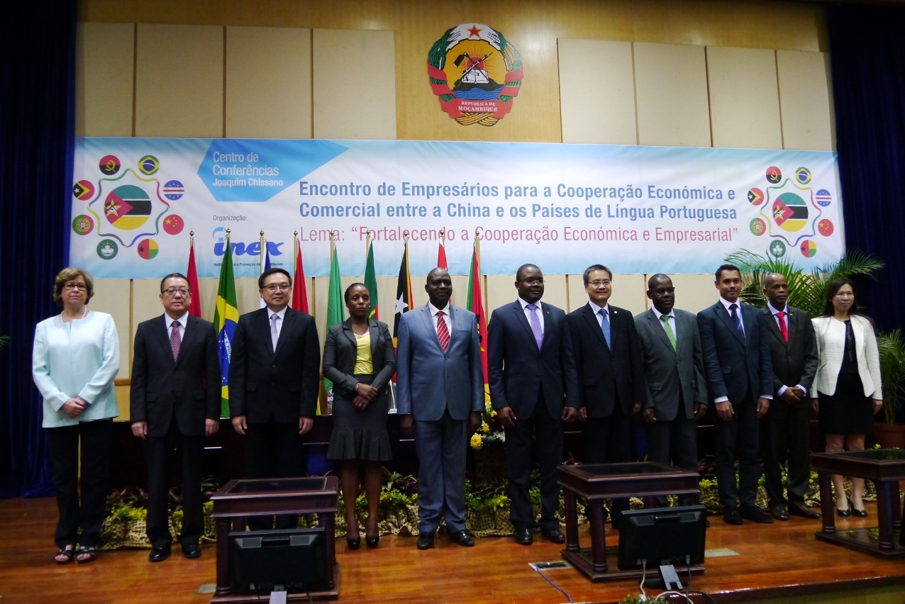 O Vice-Presidente do CCPIT da República Popular da China, Dr. Wang Jinzhen, 	o Presidente do IPIM, Dr. Jackson Chang, o Presidente do IPEX, Dr. João José 	  	 Macaringue, o Secretário-Geral do Secretariado Permanente do “Fórum Macau”, 	Dr. Chang Hexi e representantes dos Países membros participaram na Cerimónia 	de Encerramento