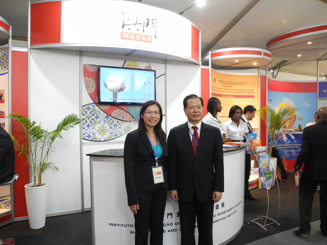 Fotografia tirada em frente ao Pavilhão de Macau aquando da visita do Vice-Presidente do CCPIT, Dr. Wang Jinzhen e da Vogal Executiva do IPIM, Dra. Echo Chan à 50ª edição da FACIM