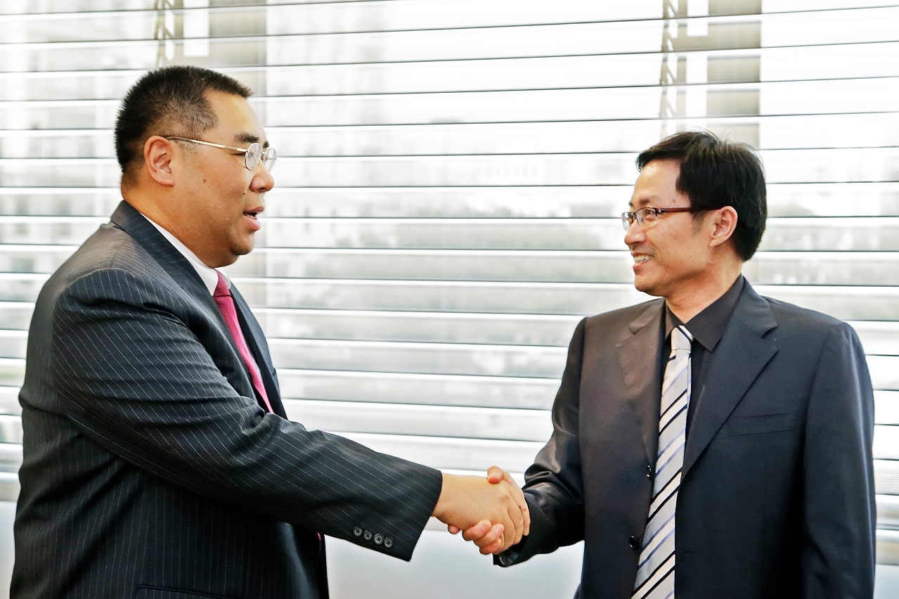 Chefe do Executivo, Chui Sai On, encontra-se com vice-ministro da Ciência e Tecnologia, Li Meng, durante a cerimónia de entrega de prémios para o desenvolvimento das ciências e da tecnologia da Região Administrativa Especial de Macau – 2014