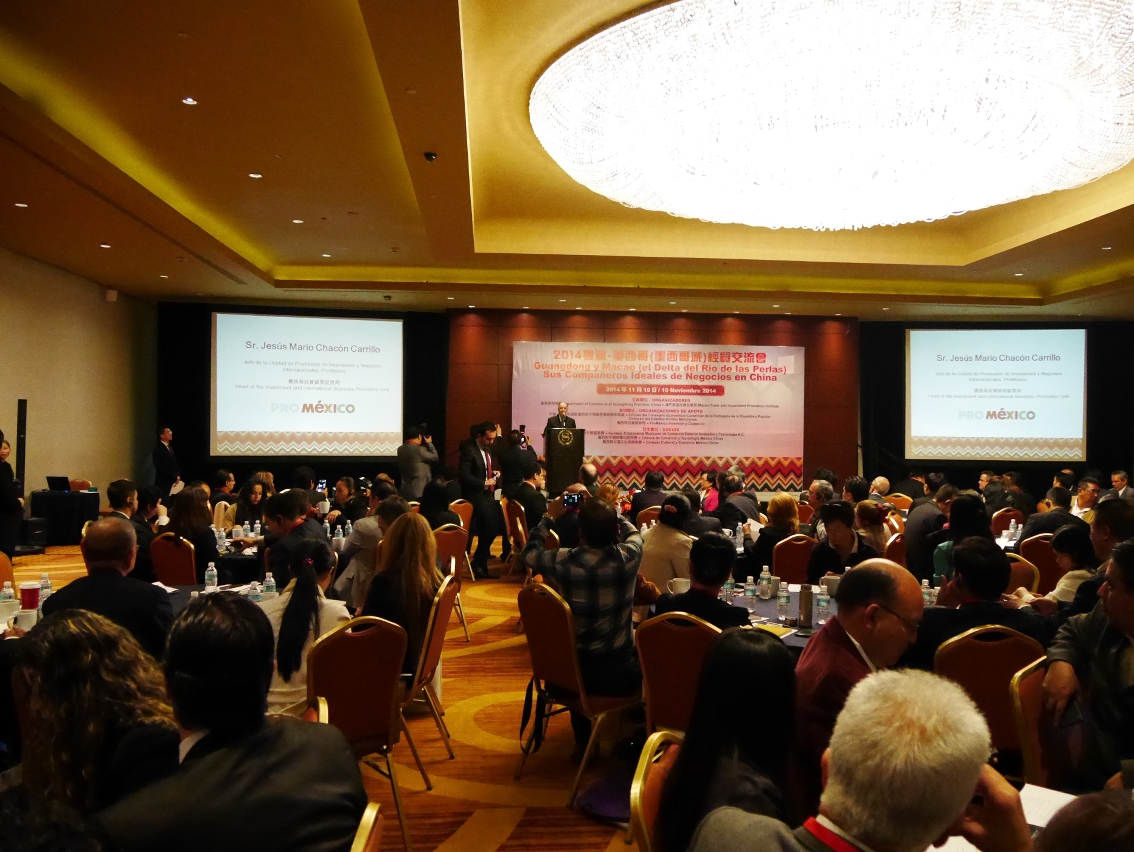 Intercâmbio muito animado no recinto do Seminário de Intercâmbio Económico e Comercial Guangdong, Macau e México (Cidade do México) 2014