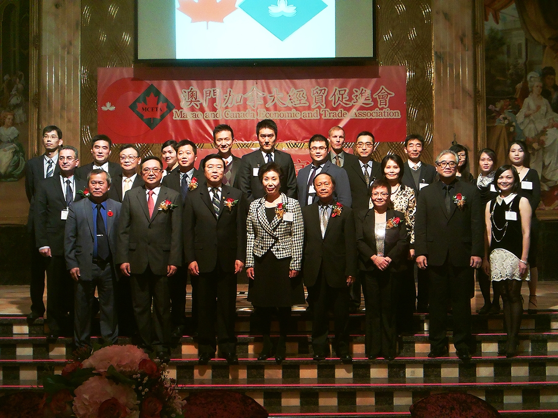 Fotografia de grupo do Presidente do IPIM com os principais convidados no Jantar de Intercâmbio Económico e Comercial Macau-Toronto