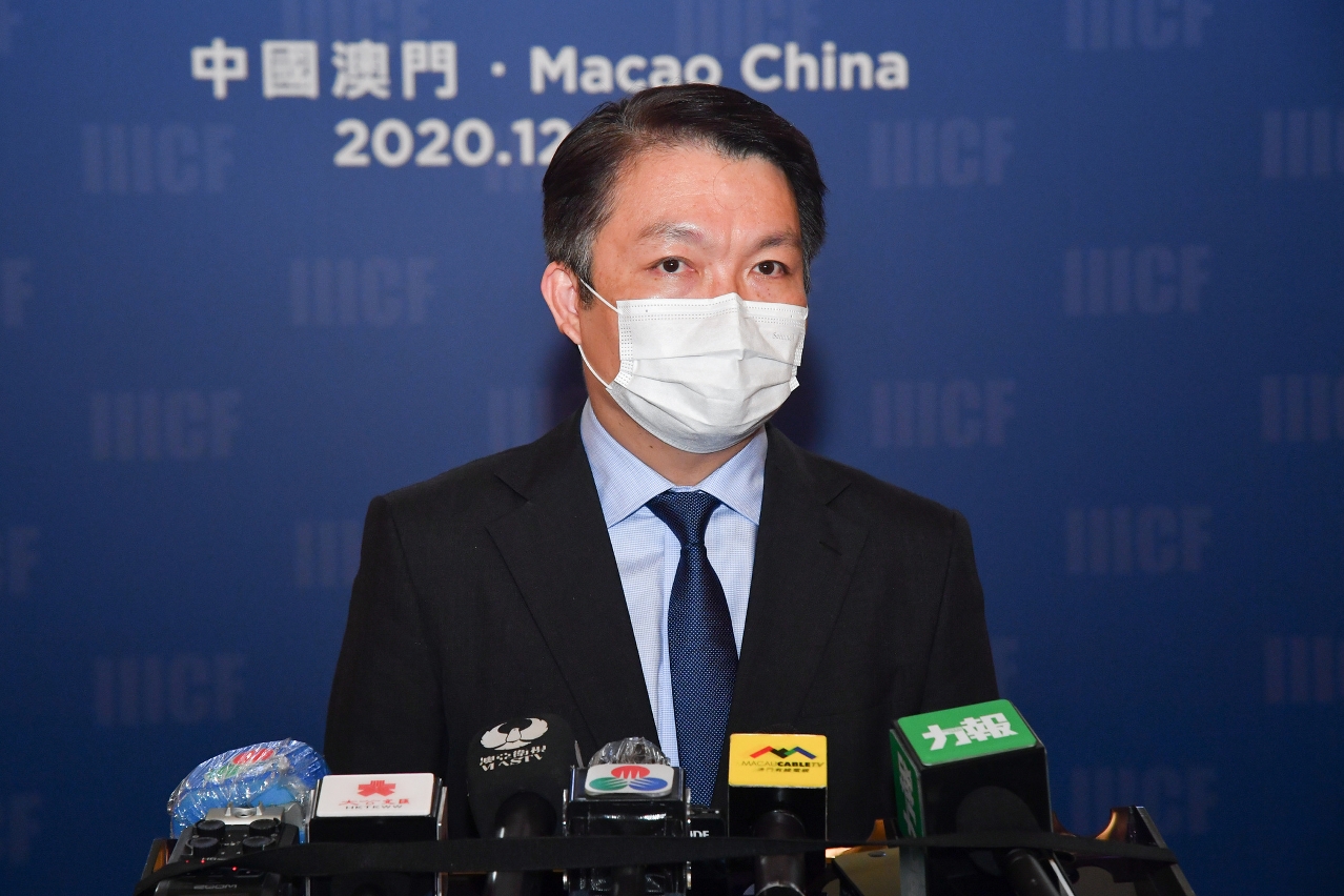 The Secretary for Economy and Finance, Mr Lei Wai Nong, speaks to reporters.