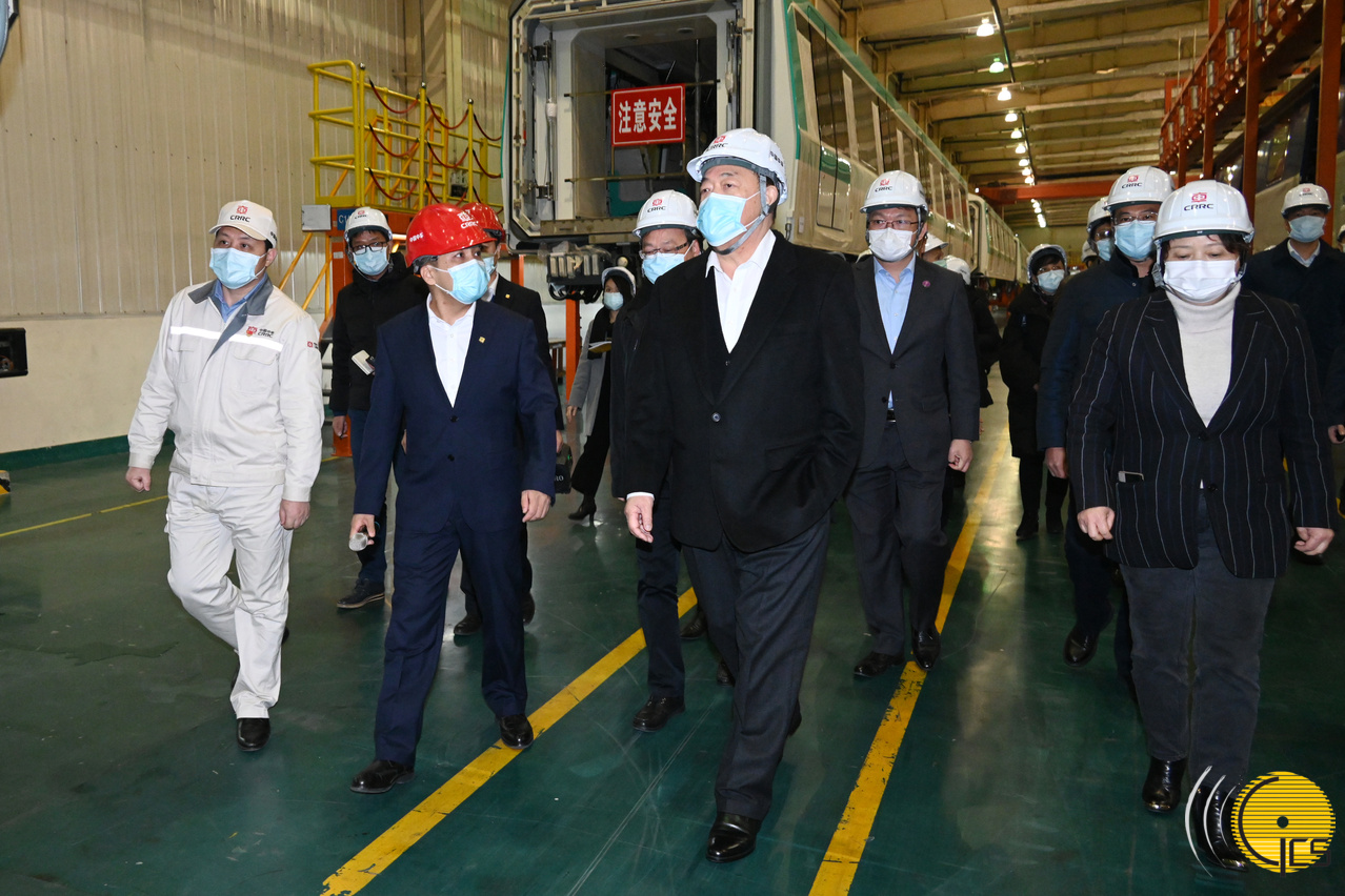 The Chief Executive, Mr Ho Iat Seng, arrives in Jiangmen city and visits a well-known manufacturer in large-scale rail transport company.