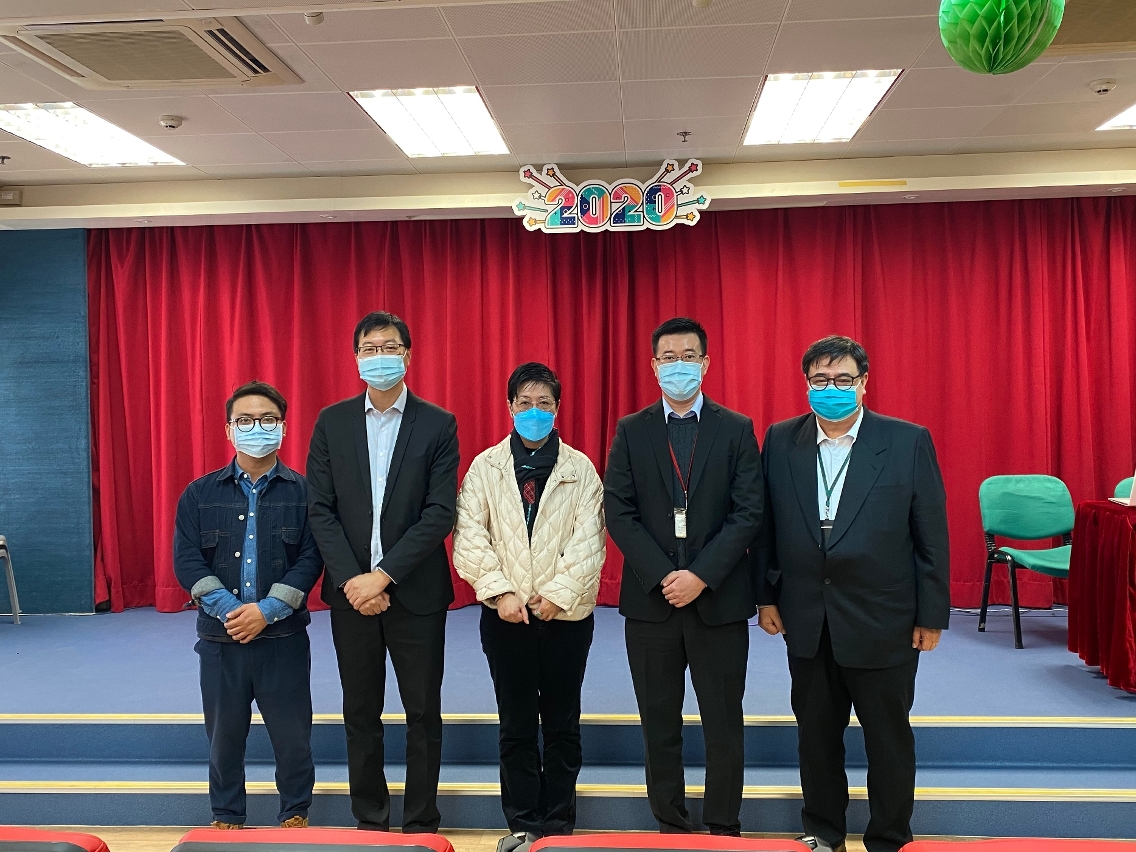 與街坊會聯合總會代表合照