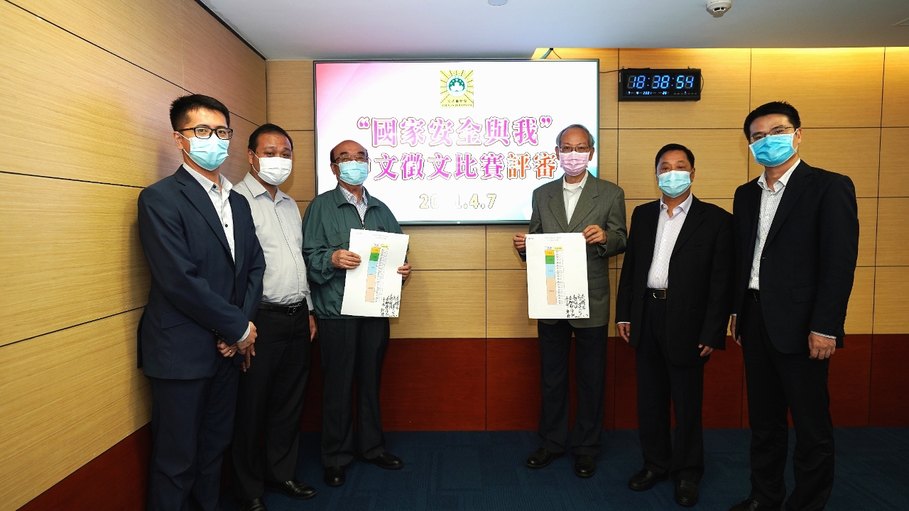 評審委員簽署確認優秀得獎作品