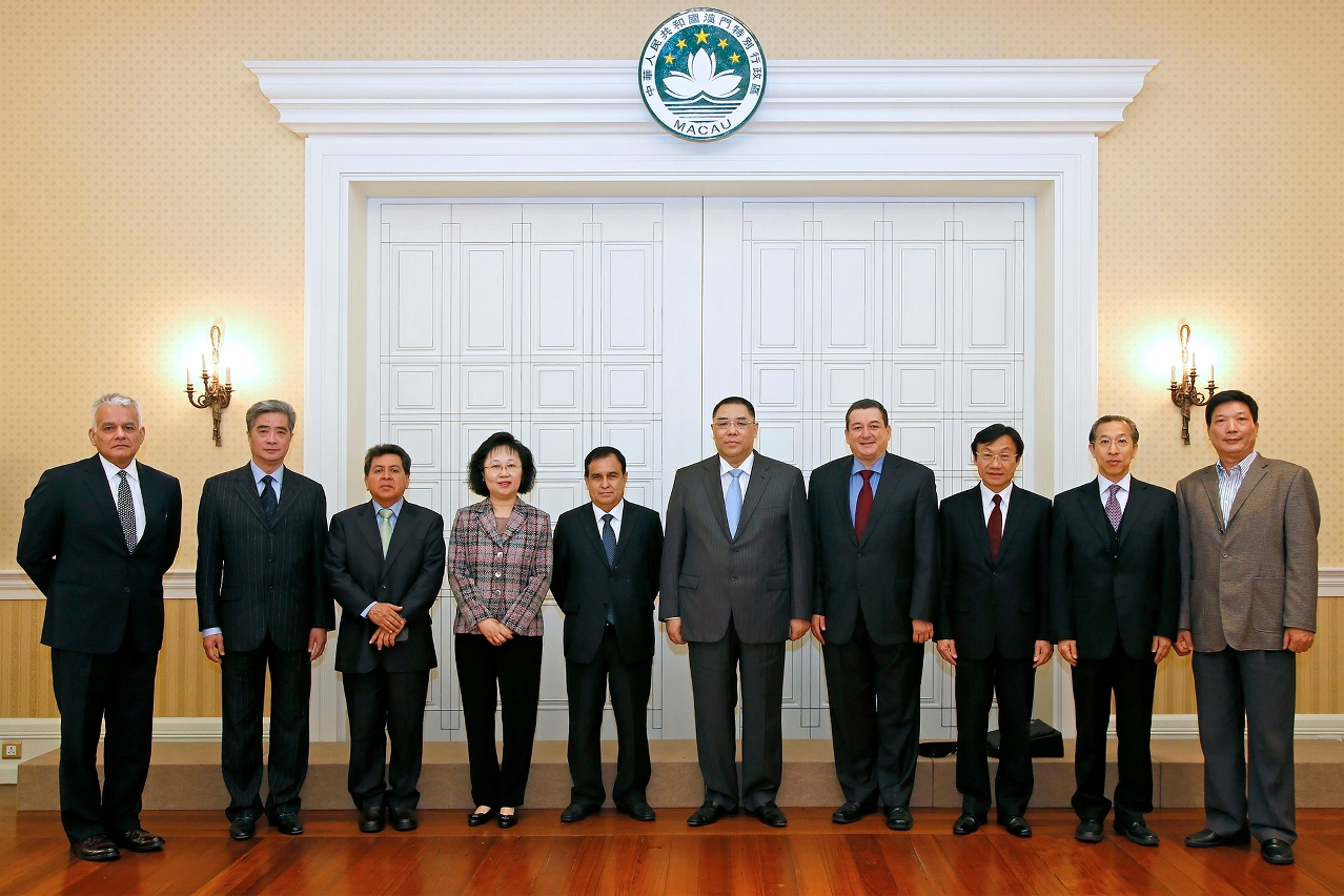 The Chief Executive, Mr Chui Sai On poses a group photo with the visiting President of the Congress of the Republic of Peru and his delegates.