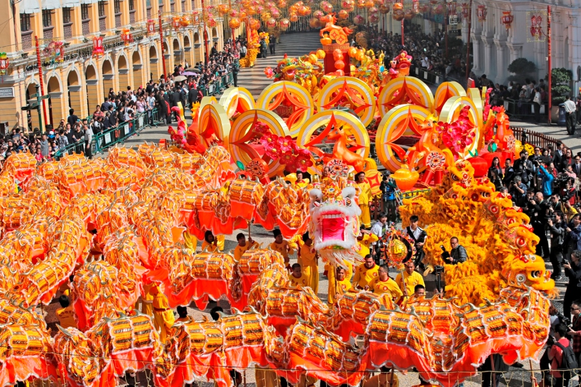 Parade of Gigantic Golden Dragon
