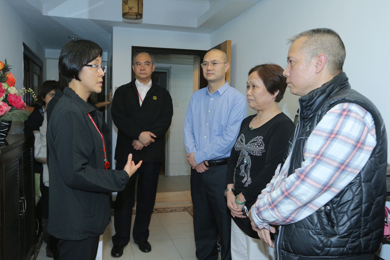 Fernandes visits community to examine progress of combat against illegal accommodation
