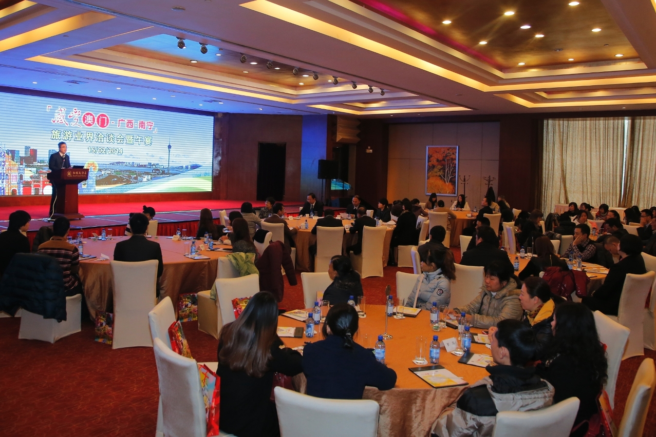 Chen Jianjun speaks at the Macau and Guangxi travel mart and luncheon