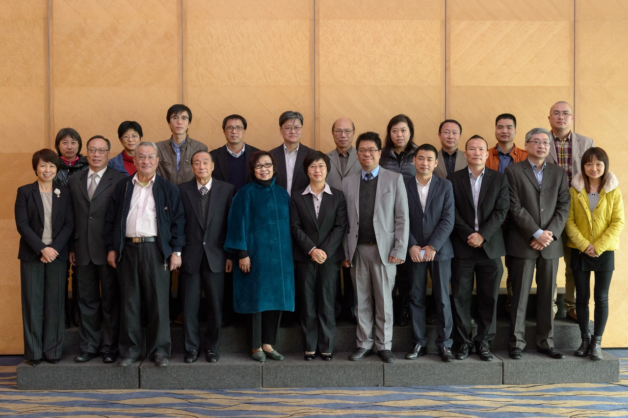 Secretary for Administration and Justice, Ms Chan Hoi Fan (front row, 6th left), poses for a group photo with representatives from local Chinese news outlets.