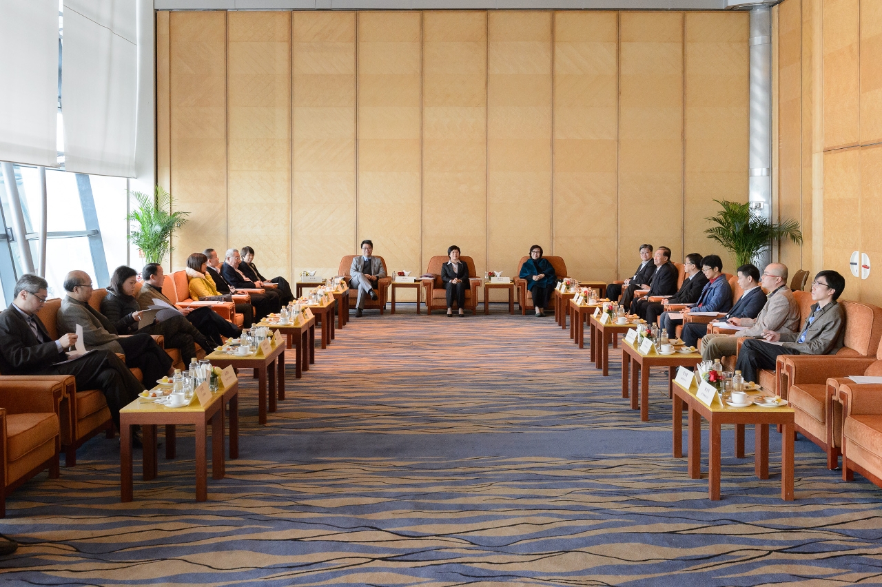 Secretary for Administration and Justice, Ms Chan Hoi Fan, holds a meeting with representatives from local Chinese news outlets.