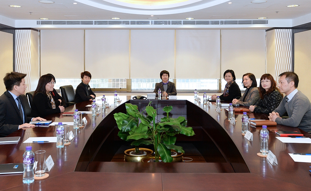 Secretary for Administration and Justice, Ms Chan Hoi Fan, meets with officials of the Pension Fund.