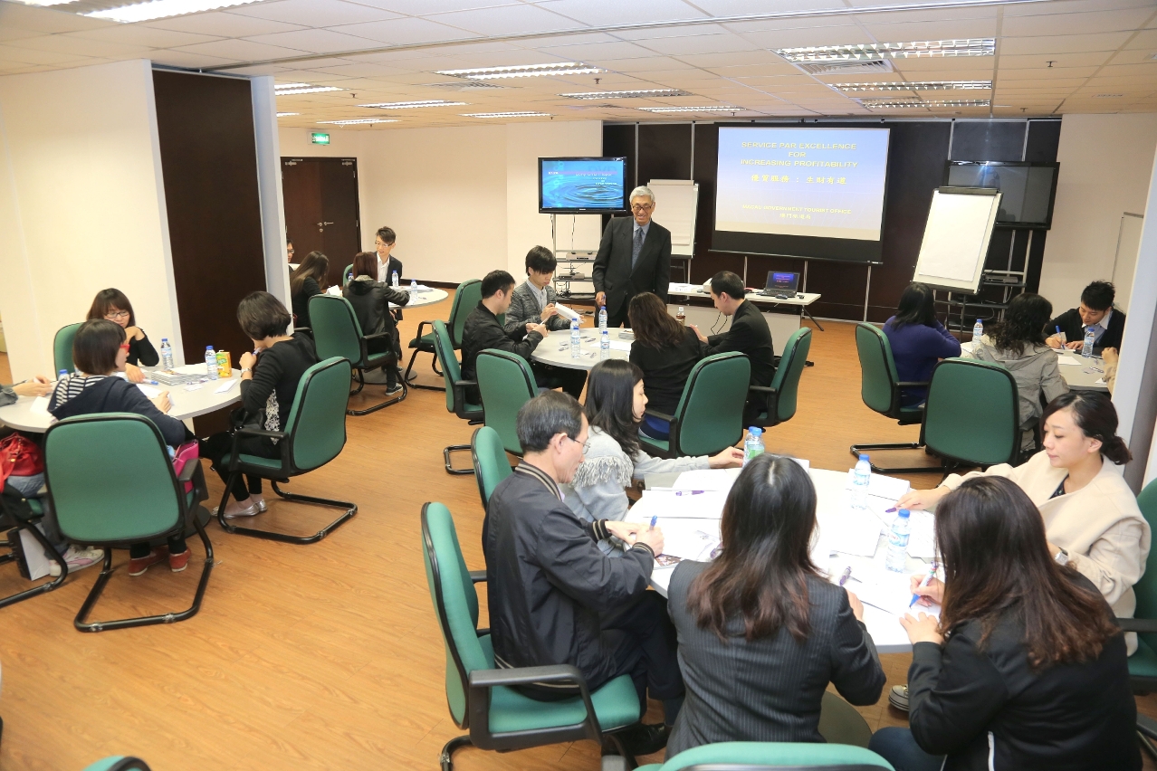 Retail managers or supervisors participate in the Workshop