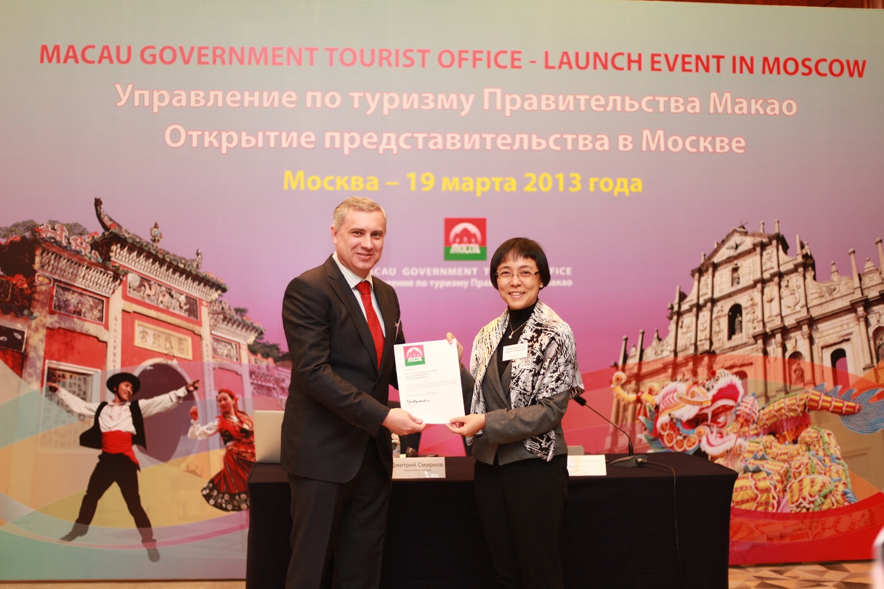 Maria Helena de Senna Fernandes hands over letter of appointment to Dmitry Smirnov the coordinator of new MGTO representative office in Russia