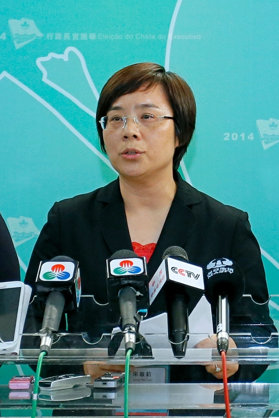 The President of the Electoral Affairs Commission for the Chief Executive Election, Ms Song Man Lei, announces the preliminary vote counting for election of Chief Executive election committee.