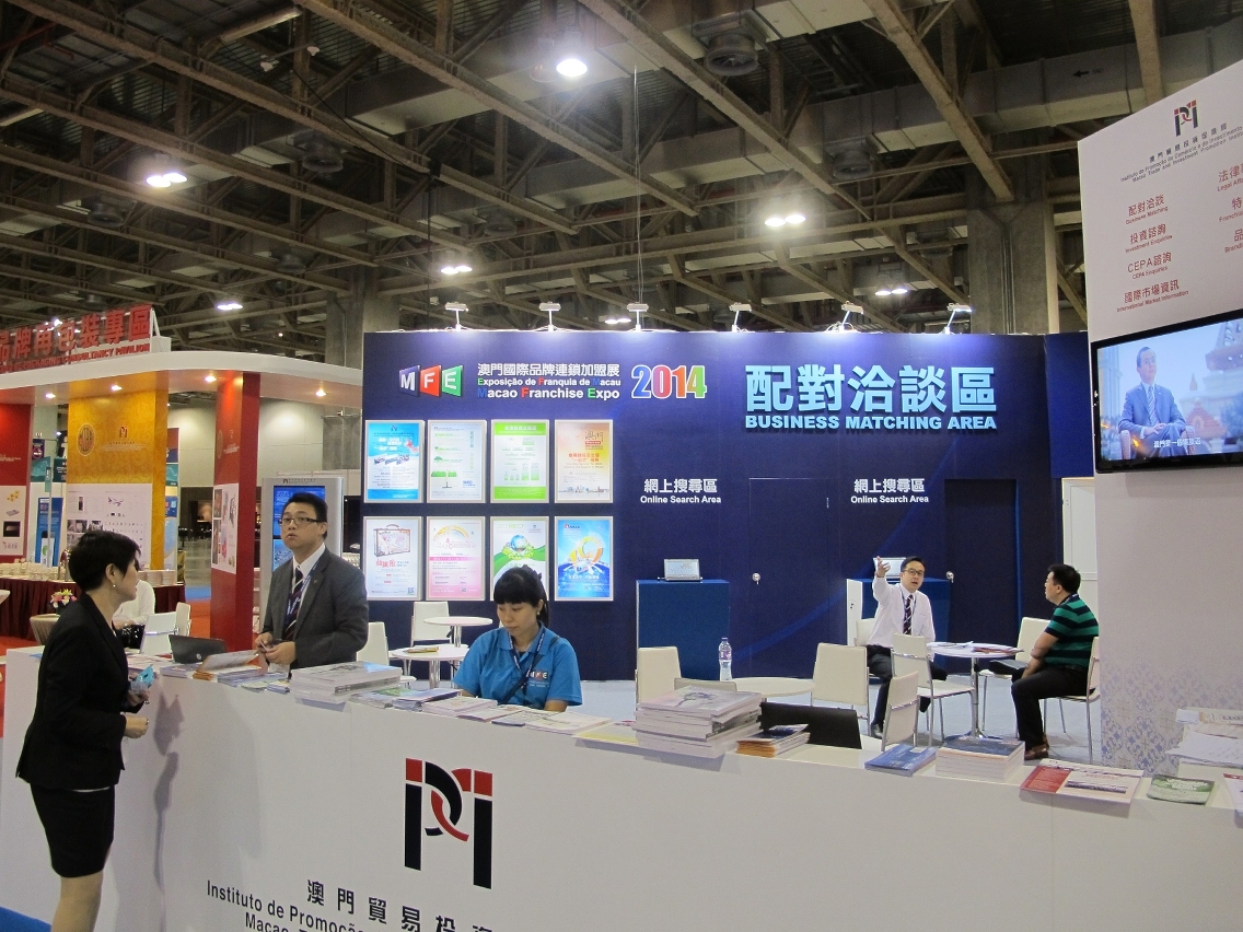 The business matching area at the 2014 Macao Franchise Expo provides a platform for exhibitors to discuss business opportunities with visitors and other companies